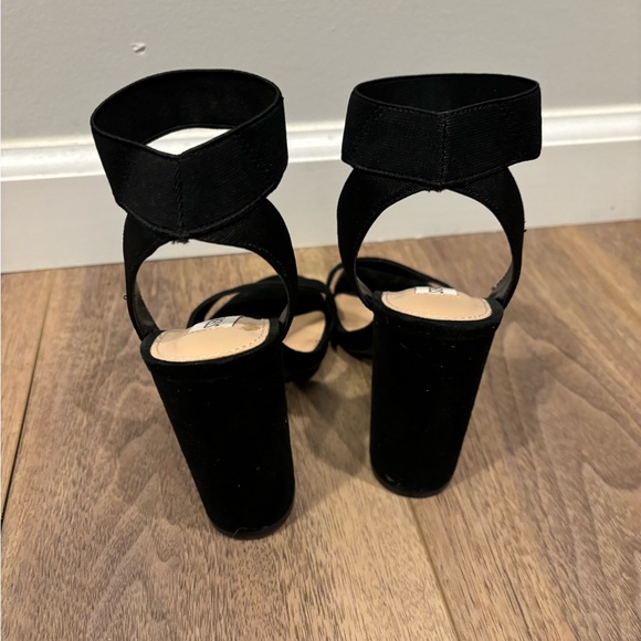 Steven Madden Celebrate Suede Block Heel Sandlas - Picture 3 of 6